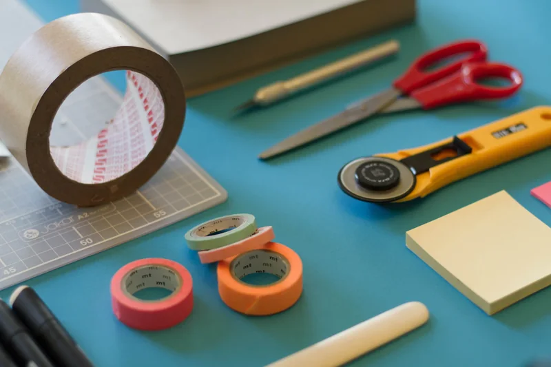 Herramientas y materiales preparados sobre una mesa de trabajo artesanal