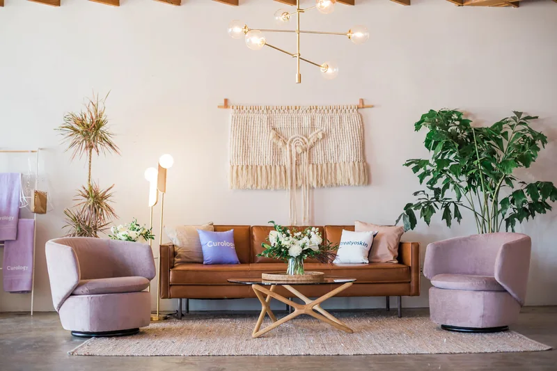 Salón cálido con textiles y fibras naturales