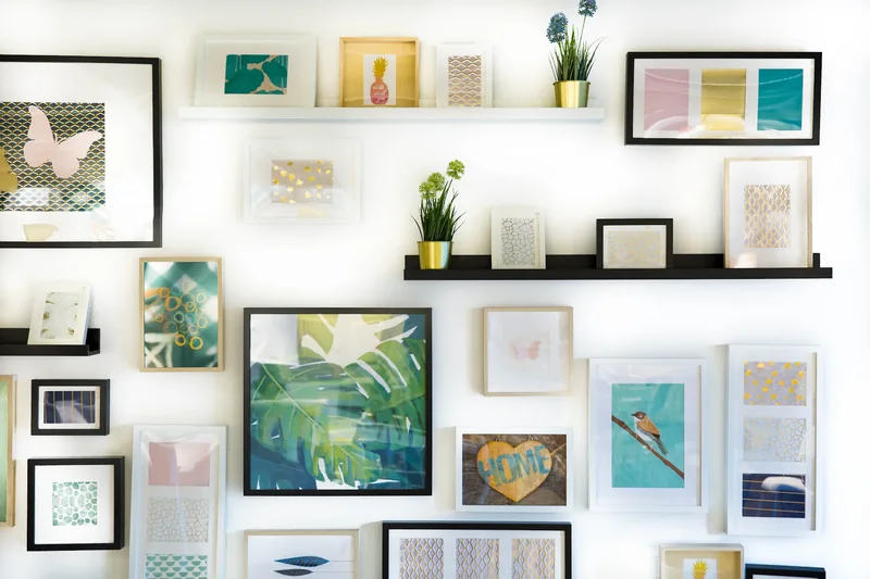 Pared con composición de láminas y objetos decorativos